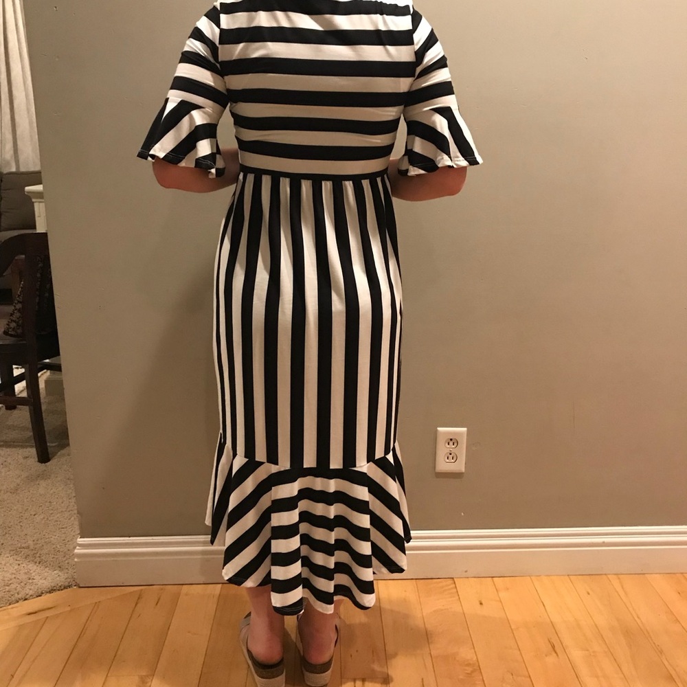 Dresses - Picture 3 of 3